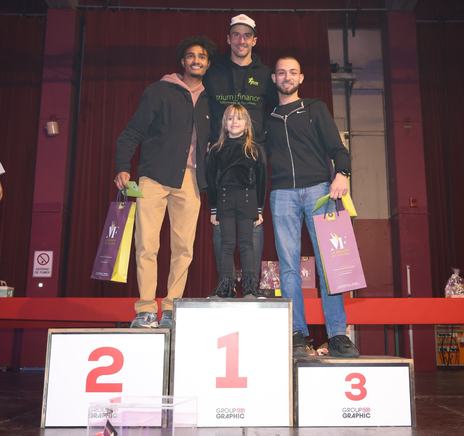 Les trois premiers sur le podium lors de la remise des prix